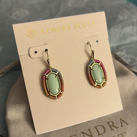 Kendra Scott Threaded Lee Gold Drop
Earrings. Mint Magnesite. - Picture 5 of 5
